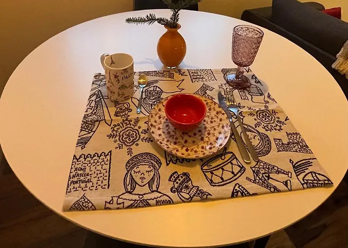 Three Little Birds -redbird Apartamento